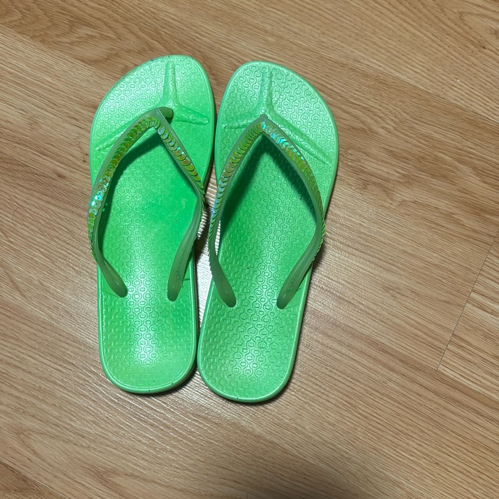 Like new green flip flops